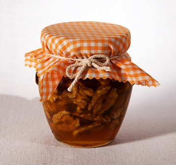 Vlašské oriešky v mede